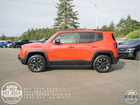 Used 2023 Jeep Renegade Latitude image 2