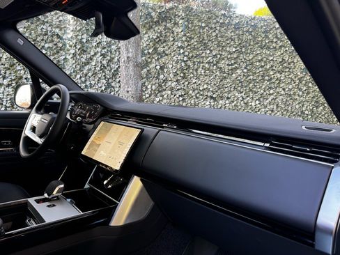 New 2025 Land Rover Range Rover SE image 24