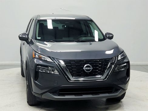 Used 2023 Nissan Rogue SV image 2