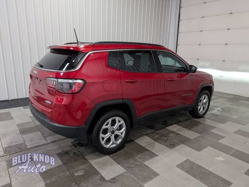 Used 2025 Jeep Compass Latitude AWD/4WD image 4