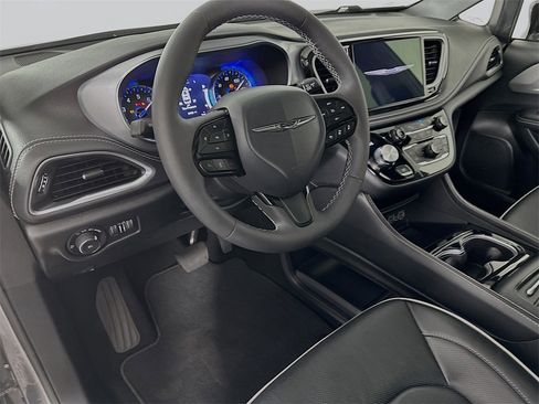 Used 2025 Chrysler Pacifica Limited image 16