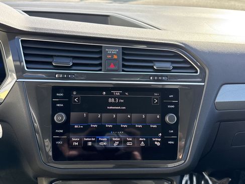 Used 2023 Volkswagen Tiguan SE image 23