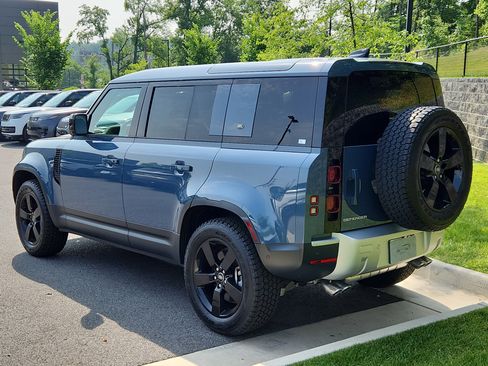 New 2024 Land Rover Defender 110 SE image 12