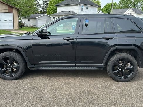Used 2024 Jeep Grand Cherokee Limited w/ Luxury Tech Group II AWD/4WD image 4