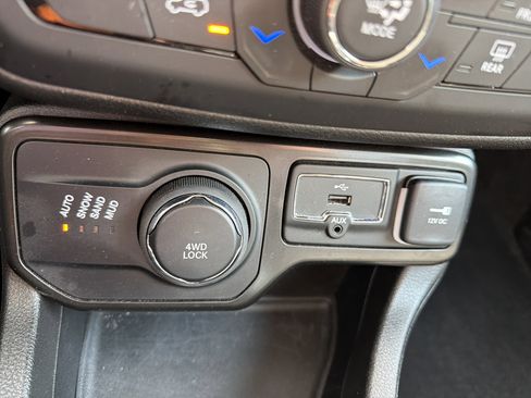 Used 2022 Jeep Renegade Latitude w/ Convenience Group AWD/4WD image 23
