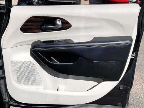 Used 2023 Chrysler Pacifica Limited image 23