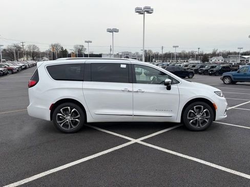 New 2026 Chrysler Pacifica Pinnacle image 9