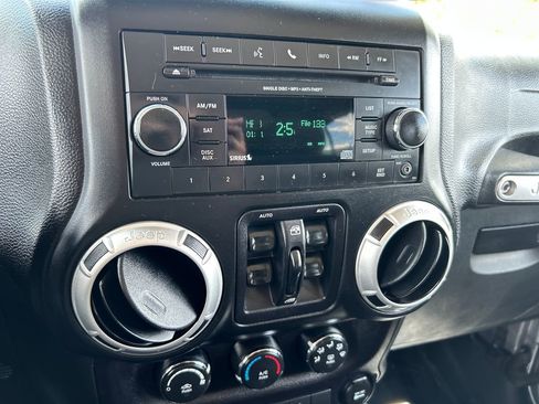 Used 2015 Jeep Wrangler Unlimited Rubicon w/ Connectivity Group AWD/4WD image 10