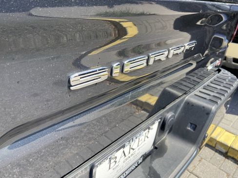 Used 2022 GMC Sierra 1500 AT4 w/ AT4 Premium Package image 9