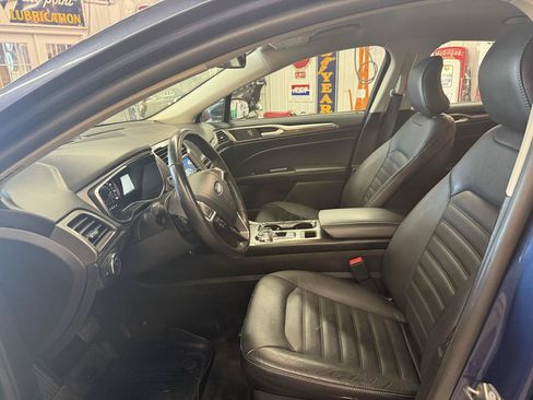 Used 2018 Ford Fusion SE w/ Fusion SE Technology Package FWD image 12