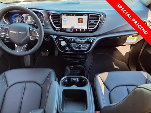 New 2026 Chrysler Voyager LX image 7