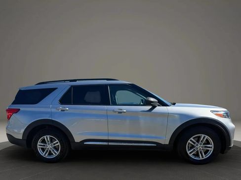 Used 2022 Ford Explorer XLT w/ Equipment Group 202A RWD image 4
