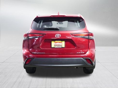 Used 2021 Toyota Highlander XLE image 6