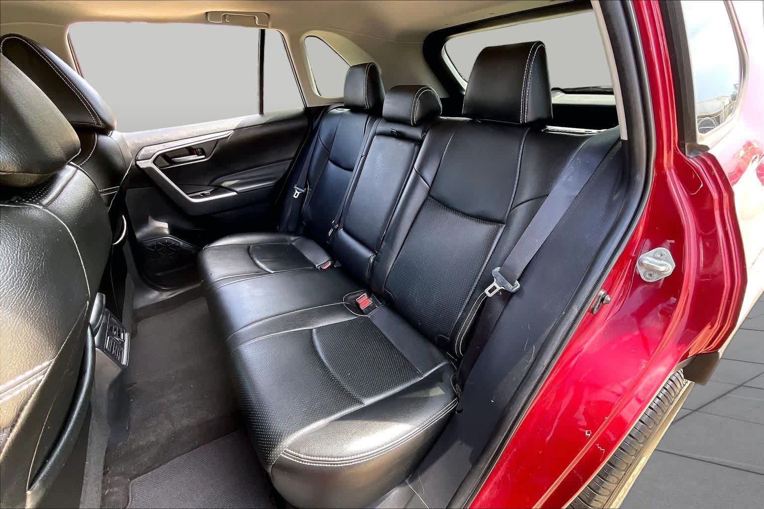 Used 2021 Toyota RAV4 XLE w/ Convenience Package FWD image 17