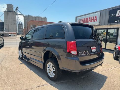 Used 2016 Dodge Grand Caravan SXT FWD image 8