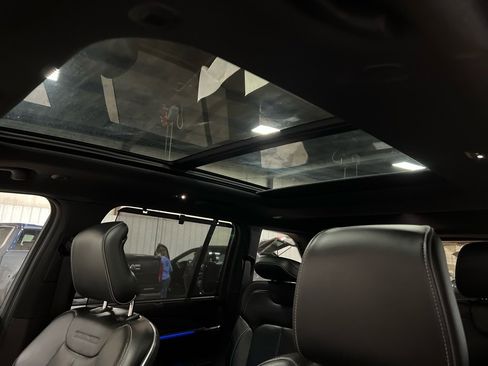 Used 2023 Jeep Grand Cherokee Overland w/ Advanced Protech Group III image 29