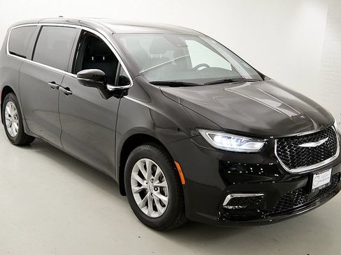 Used 2025 Chrysler Pacifica Select AWD/4WD image 4
