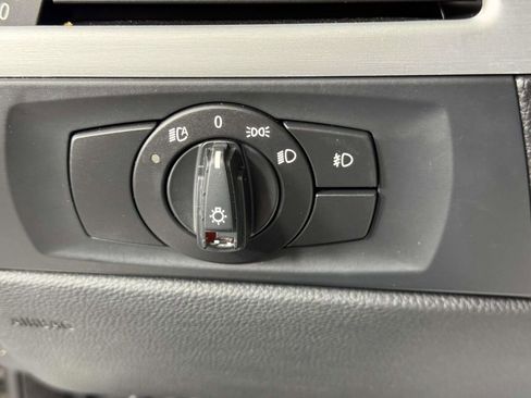 Used 2010 BMW 335i Convertible image 19