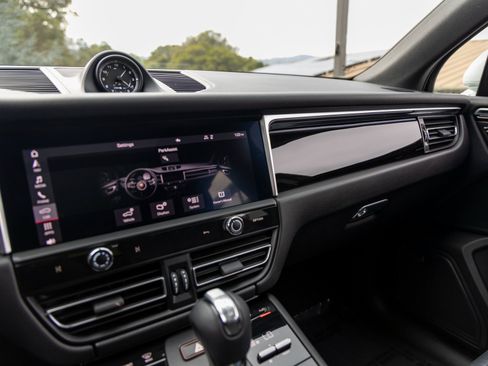 Certified 2023 Porsche Macan image 36