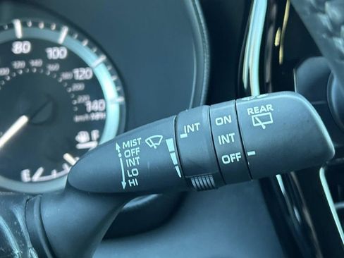 Used 2024 Toyota Highlander LE image 29