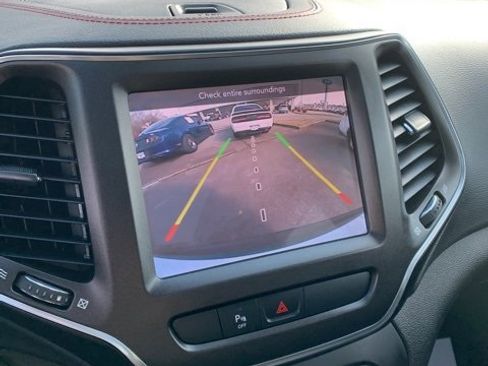 Used 2020 Jeep Cherokee Trailhawk w/ Comfort/Convenience Group image 15