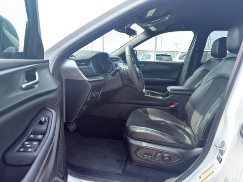 Used 2025 Jeep Grand Cherokee Altitude AWD/4WD image 10