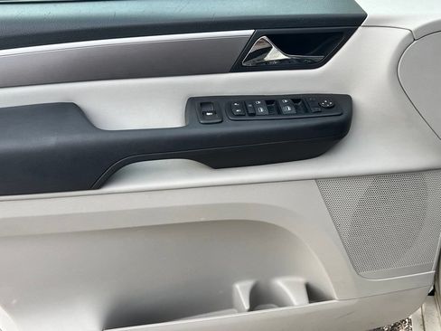Used 2012 Volkswagen Routan SE FWD image 16