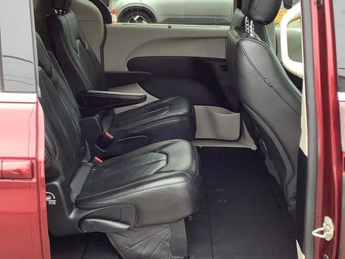 Used 2020 Chrysler Pacifica Touring-L image 15