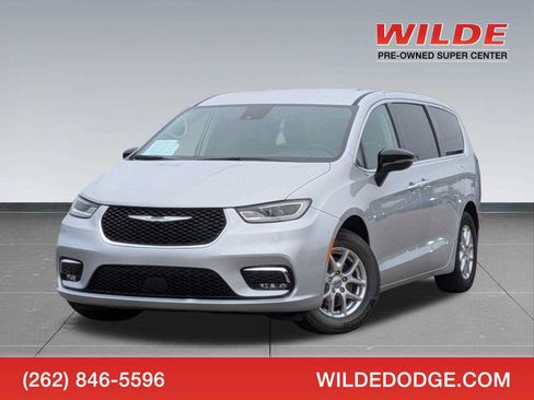 Used 2024 Chrysler Pacifica Touring-L FWD image 1