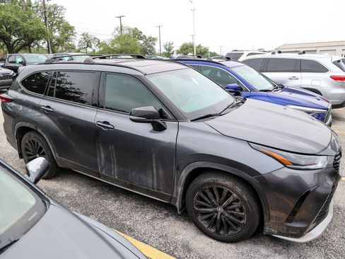 Used 2024 Toyota Highlander XSE FWD image 7