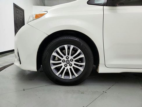 Used 2018 Toyota Sienna XLE image 33