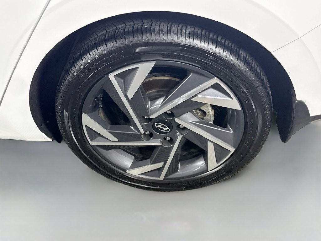 Certified 2025 Hyundai Elantra SEL FWD image 33