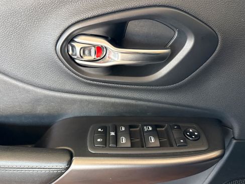 Used 2019 Jeep Cherokee Latitude w/ Popular Appearance Group AWD/4WD image 10