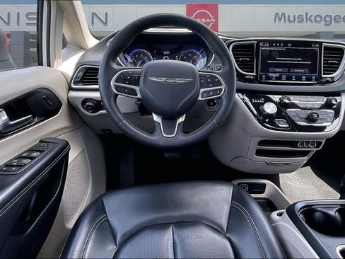Used 2023 Chrysler Pacifica Touring-L FWD image 8