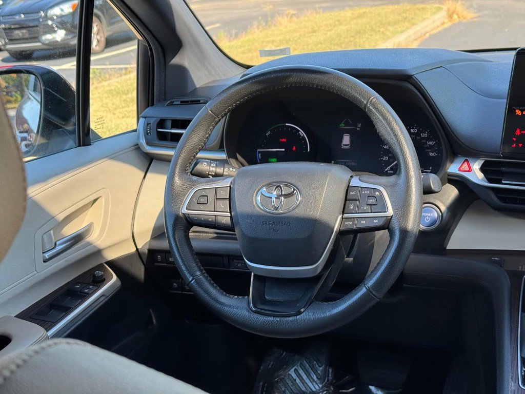 Used 2024 Toyota Sienna XLE FWD image 19