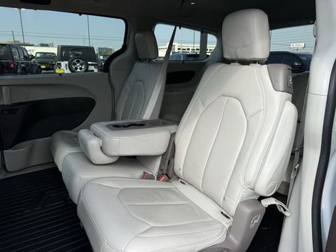 Used 2021 Chrysler Pacifica Touring-L image 16