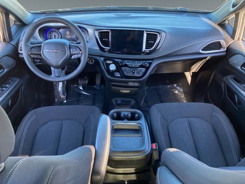 Used 2024 Chrysler Pacifica Touring image 10