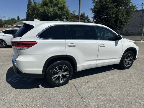 Used 2017 Toyota Highlander Plus FWD image 12