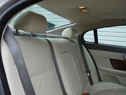 Used 2010 Jaguar XF Premium image 23