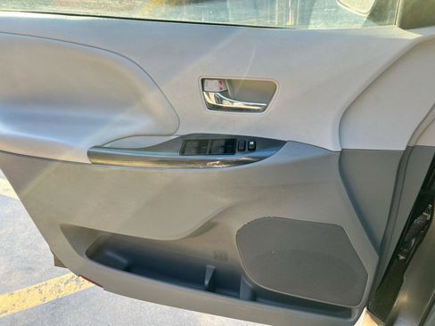 Used 2013 Toyota Sienna SE FWD image 22