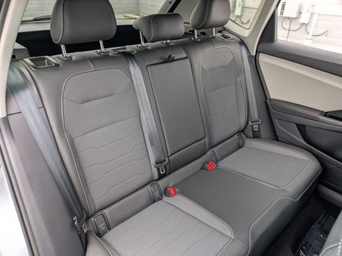 Used 2025 Volkswagen Taos SE w/ Panoramic Sunroof Package FWD image 29