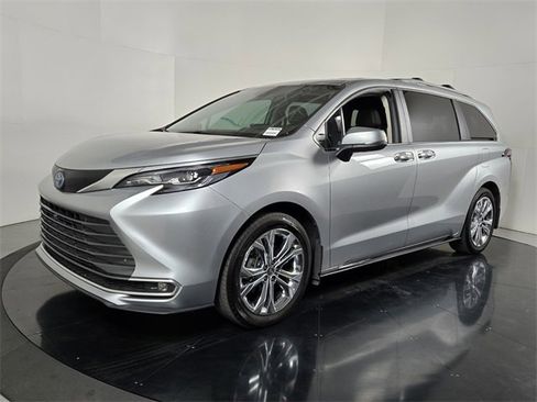 Used 2024 Toyota Sienna Platinum image 2