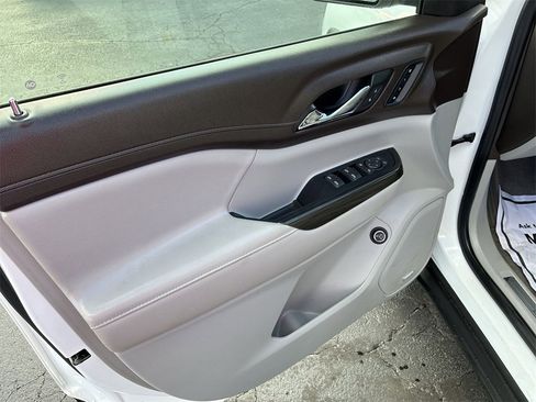 Used 2022 GMC Acadia SLT w/ Preferred Package image 13