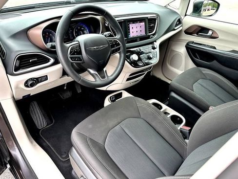 Used 2022 Chrysler Voyager LX FWD image 13