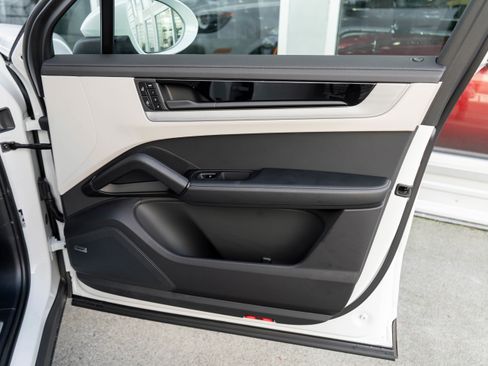 Used 2024 Porsche Cayenne image 31