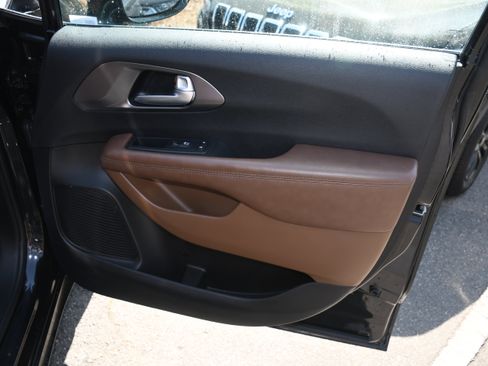 Used 2017 Chrysler Pacifica Limited w/ UConnect Theater Package image 22