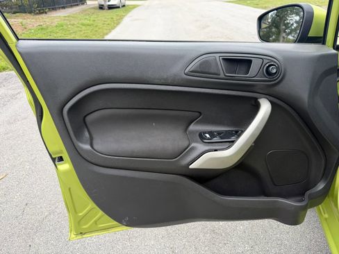 Used 2013 Ford Fiesta SE FWD image 29
