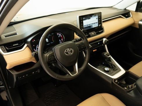Used 2019 Toyota RAV4 Limited image 3