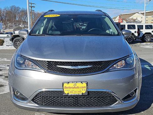 Used 2018 Chrysler Pacifica Touring-L w/ Tire & Wheel Group image 2