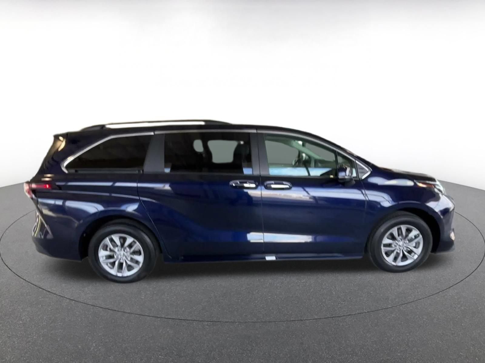 Used 2025 Toyota Sienna XLE FWD image 15